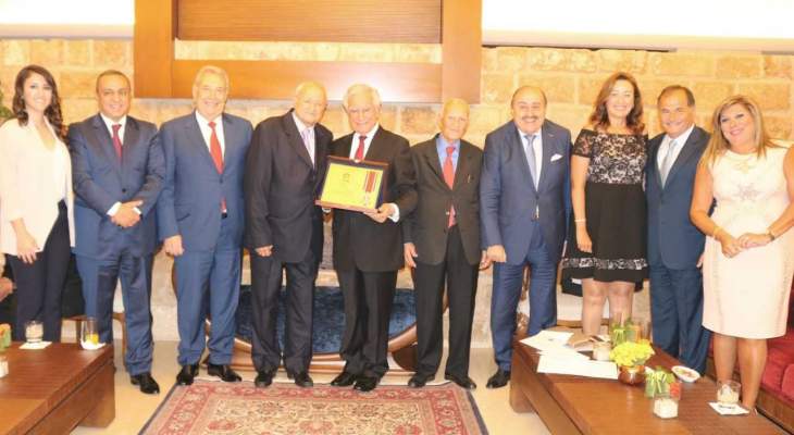 لجنة "روَّاد من لبنان" كرمت رئيس الجامعة اللبنانيَّة الأميركيَّة