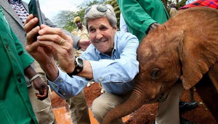 &quot;selfie&quot; لكيري مع فيل أفريقي