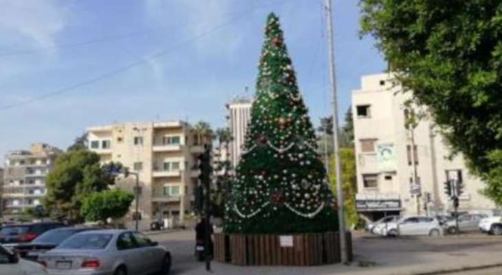 بلدية صيدا رفعت الشجرة الميلادية في ساحة تقاطع إيليا