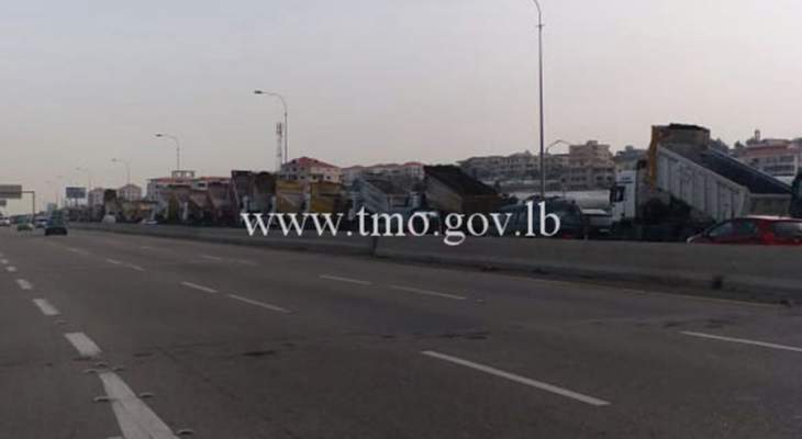 تجمع للشاحنات على اوتوستراد الجية باتجاه بيروت عند مفرق وادي الزيني