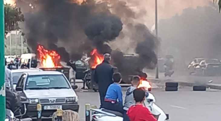 قطع الطرقات في قصقص ساحة الشهداء الدورة والمرفأ من قبل بعض المحتجين