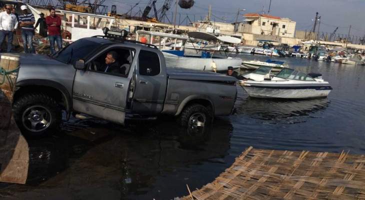 النشرة:غرق سيارة احد المواطنين بميناء صيدا واقتصرت الاضرار على الماديات