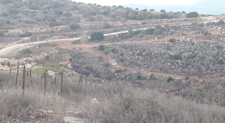 النشرة: دبابتان اسرائيليتان معاديتان خرقتا السياج التقني في ميس الجبل