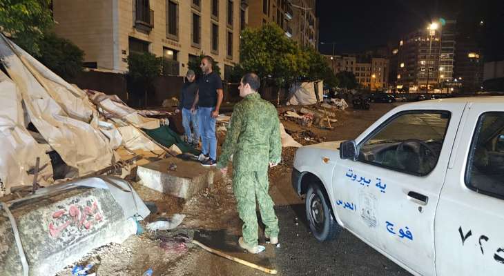 غرفة إدارة الكوارث في بيروت: نقل النازحين الموجودين في الخيم في ساحة الشهداء الى مركز الايواء "فلورا بيت الضيافة" في الكرنتينا