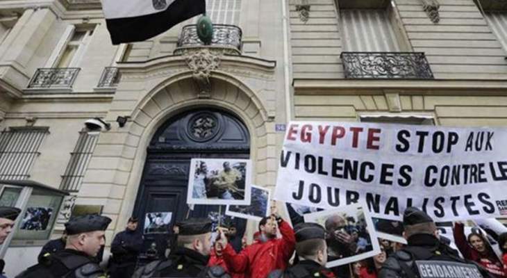 احتجاجات أمام سفارة مصر في باريس تنديدا بالعنف ضد الصحفيين