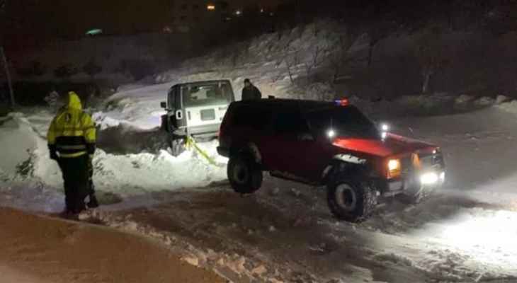 النشرة: الدفاع المدني يلبي نداءات مواطنين علقوا بين الثلوج في منطقة ترشيش