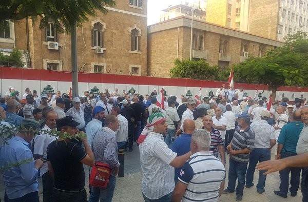 المتقاعدون العسكريون يمنعون موظفي الجمارك من دخول مرفأ بيروت