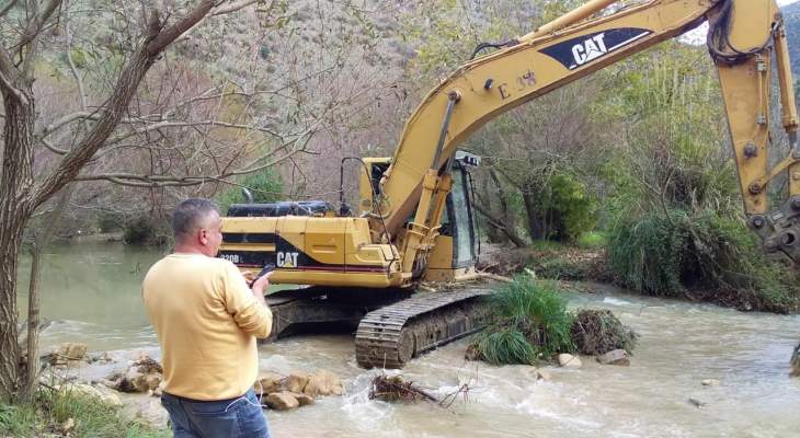 النشرة: فرق مصلحة الليطاني باشرت بتنظيف مجرى النهر المقابل لبلدة يحمر الشقيف