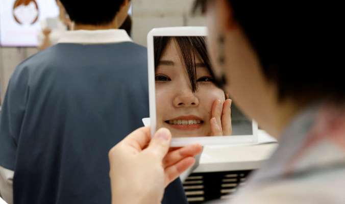 دروس في اليابان لتعلم الابتسام مجددًا بعد سنوات من ارتداء الكمامات