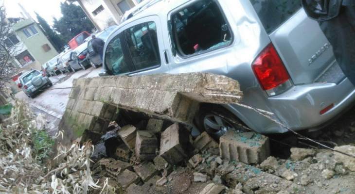 النشرة: انهيار حائط مركز المعاينة الميكانيكية في شمال لبنان 