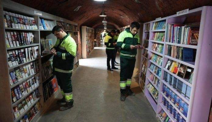 عمال النظافة بأنقرة قاموا بتجميع الكتب المرمية وأنشأوا مكتبة