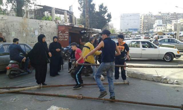 النشرة:قطع عدد من اهالي التبانة طريق سوق الخضار احتجاجا على توقيف شخصين