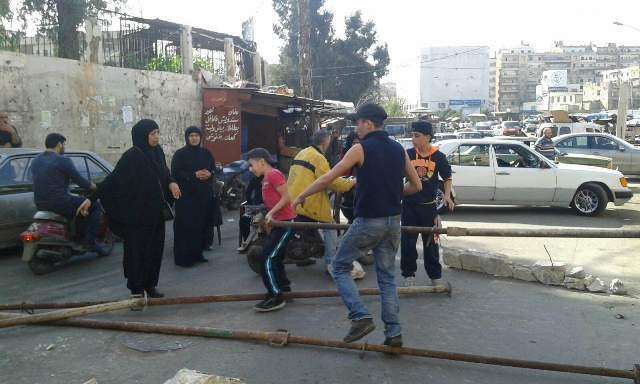 النشرة:قطع عدد من اهالي التبانة طريق سوق الخضار احتجاجا على توقيف شخصين