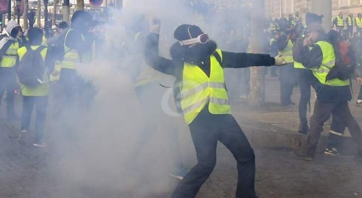 شرطة مكافحة الشغب الفرنسية تستخدم الغاز المسيل للدموع لتفريق المتظاهرين