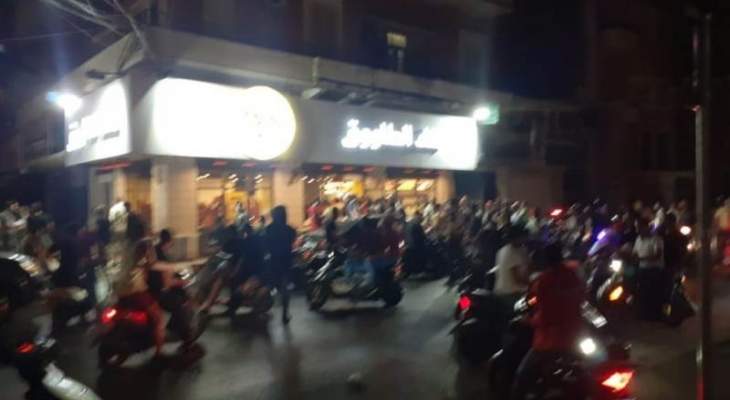 شبان على دراجات نارية يرشقون المطاعم والأفران في طرابلس بالحجارة