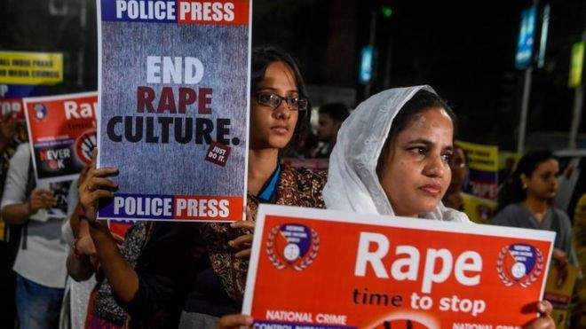 إحراق امرأة وهي في طريقها إلى جلسة محاكمة المتهمين باغتصابها في الهند