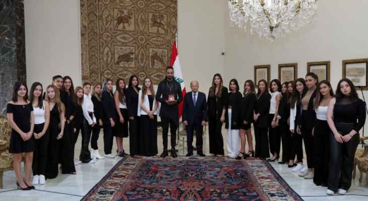 رئيس الجمهورية سلّم فرقة "ميّاس" وسام الاستحقاق اللبناني المذهّب تقديراً لعطاءاتها