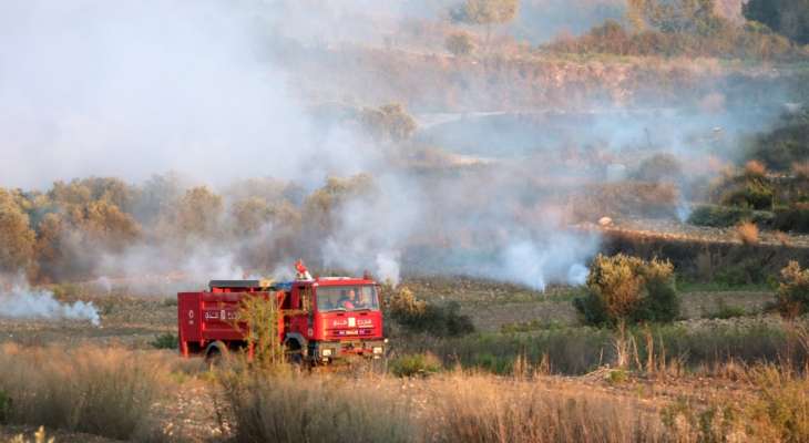 الدفاع المدني يعمل على اخماد حريق تسببت به غارة اسرائيلية على كفركلا