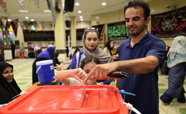 تمديد الاقتراع بالجولة الثانية من انتخابات رئاسة إيران لمنتصف الليل ونسبة التصويت تجاوزت الجولة الأولى