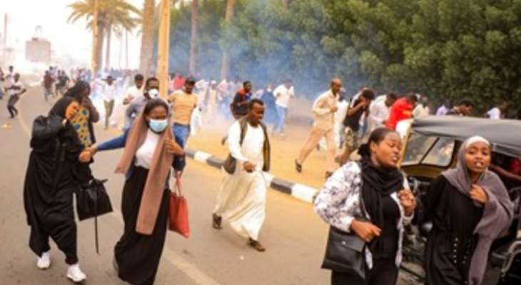 اطلاق غازات مسيلة للدموع في مواجهة آلاف المتظاهرين في الخرطوم