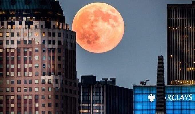 القمر العملاق هكذا ظهر فجر 14 تشرين الثاني حول العالم