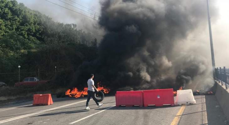 المحتجون يحرقون الإطارات على أوتوستراد جبيل