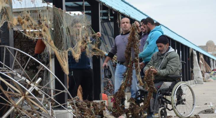 النشرة: كميات من الأوساخ وبقايا النفايات علقت في شباك صيادي الاسماك في صيدا