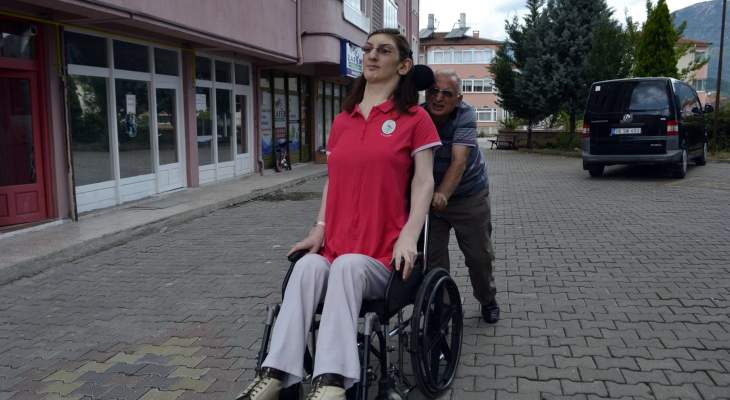 التركية رميسا تدخل موسوعة غينيس كأطول امرأة في العالم