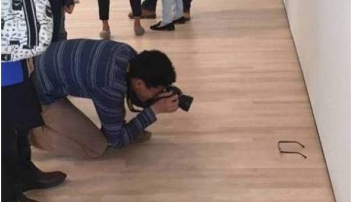 شاب يختبر الحس الفني لزوار متحف من خلال نظاراته
