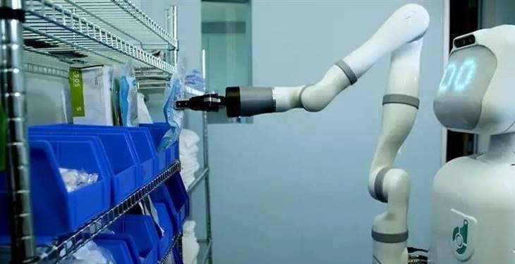 روبوت يقوم ببعض المهام اللوجستية يحل محل البشر في المستشفيات