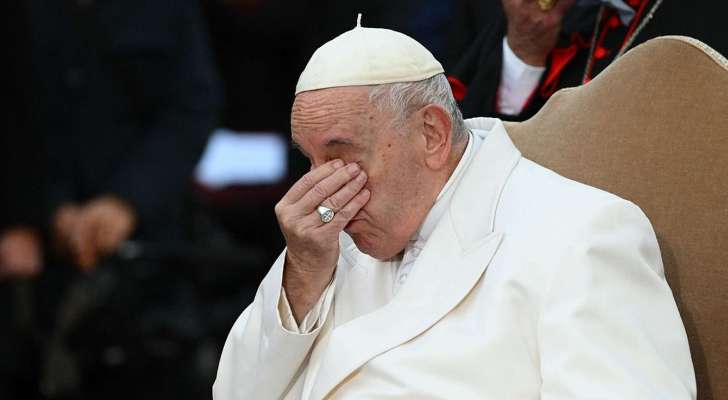 البابا فرنسيس ينهار ويبكي من أجل أوكرانيا خلال صلاة عامة في روما