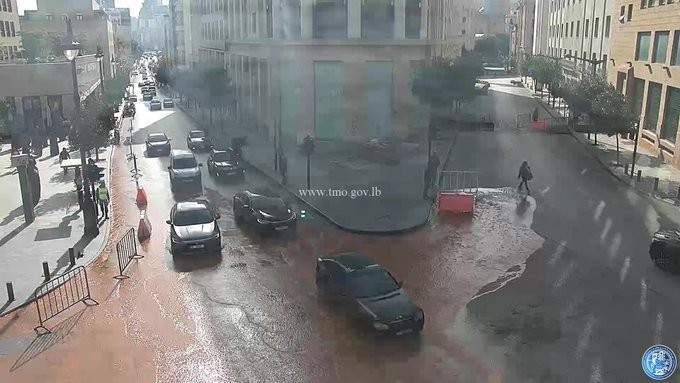 تسرب مياه عند تقاطع الوسط التجاري في شارع المصارف بيروت
