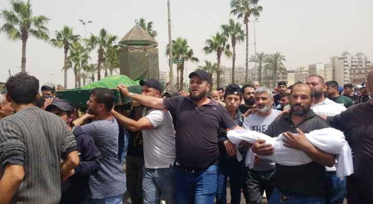 بدء تشييع عدد من الضحايا في طرابلس وسط إطلاق نار كثيف