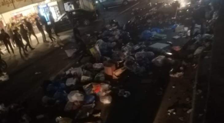 النشرة: تفريغ كميات من النفايات بوسط الطريق بين الحاروف والنبطية احتجاجا على عدم جمعها