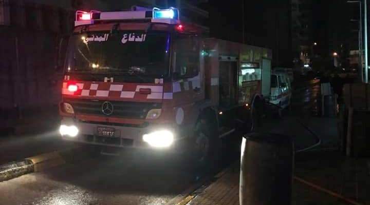 الدفاع المدني: إخماد حريق داخل صالون للحلاقة في فردان- بيروت