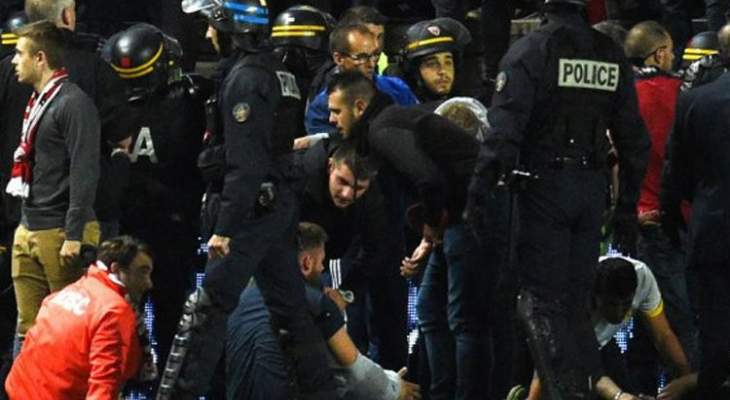إصابة 3 أشخاص نتيجة انهيار حواجز في ملعب كرة قدم في فرنسا
