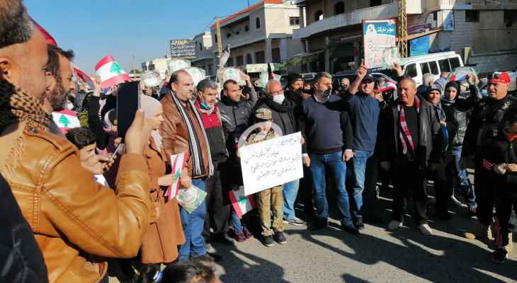 النشرة: اعتصام على طريق رياق- بعلبك الدولي احتجاجا على الذل الذي يتعرض له العسكريون