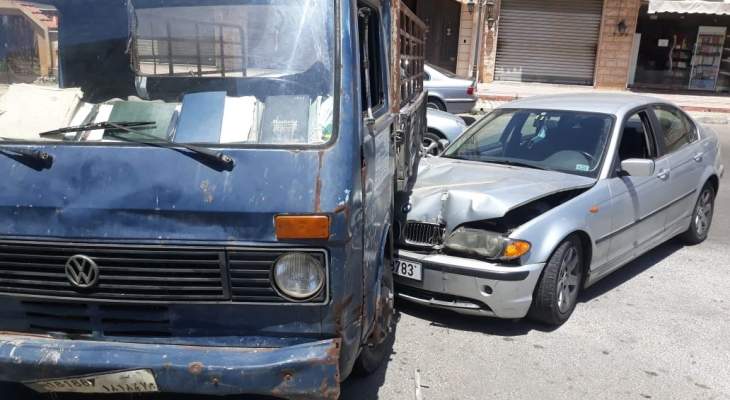 النشرة: اصابة طفلين ووالدتهما في حادث سير على طريق كفرجوز