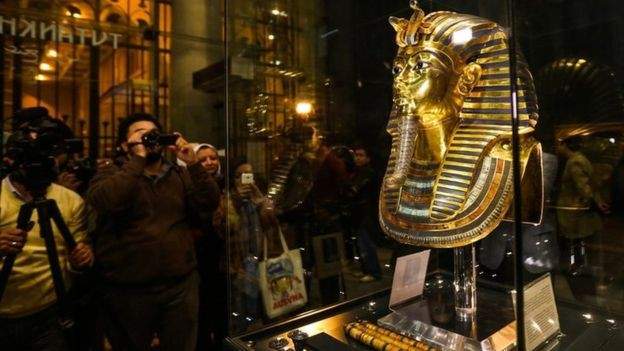 مصر تطالب بوقف بيع رأس تمثال &quot;مسروق&quot; منسوب للملك الفرعوني توت عنخ آمون