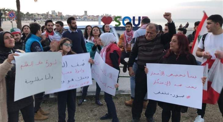 انطلاق باصات تقل ناشطين من صور في اتجاه بيروت