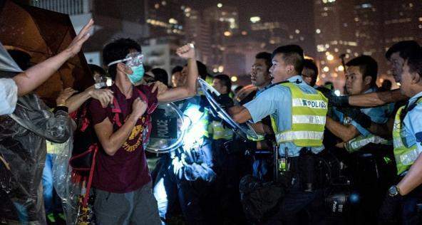 آلاف المطالبين بالديمقراطية يتظاهرون بشوارع هونغ كونغ بالصين