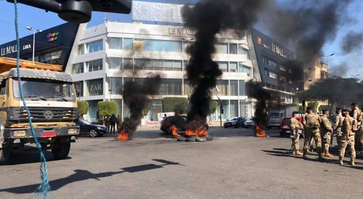  النشرة: محتجون أشعلوا الاطارات في ساحة ايليا بصيدا