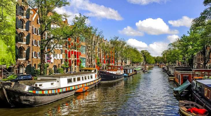أمستردام تحظر بناء فنادق جديدة في إطار مكافحتها للسياحة الجماعية