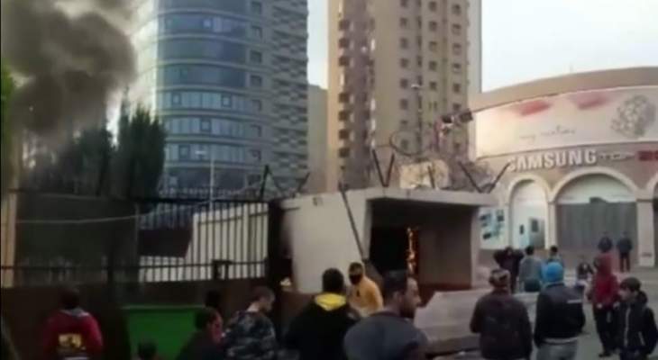 محتجون أحرقوا غرفة الحرس أمام مدخل سراي طرابلس