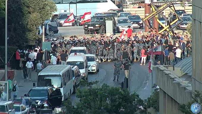 العسكريون المتقاعدون يقطعون الطريق في محلة الصيفي باتجاه وسط بيروت 