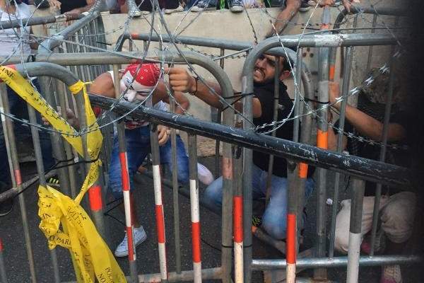 قوى الامن طلبت من المتظاهرين المحافظة على السلمية وعدم خرق السياج 