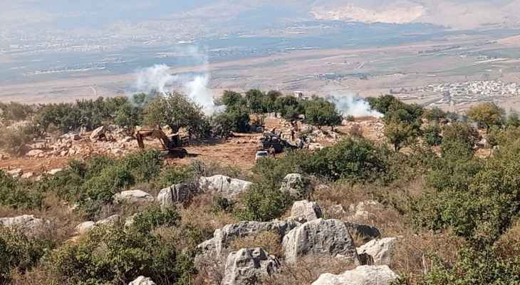 المنار: الجيش رد بإلقاء قنابل دخانية على جنود اسرائيليين اعتدوا سابقا برمي قنابل بمزرعة بسطرة