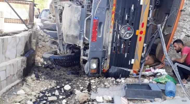 النشرة: قتيل في حادث انقلاب شاحنة كبيرة في منطقة الفوار