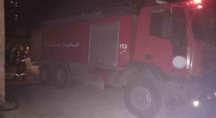 الدفاع المدني: إخماد حريق داخل مصنع في جبل البداوي