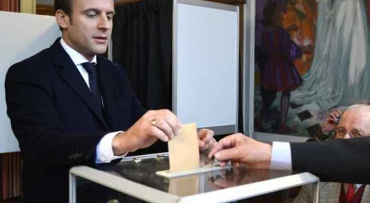 ماكرون أدلى بصوته في الدورة الثانية لانتخابات الرئاسة الفرنسية